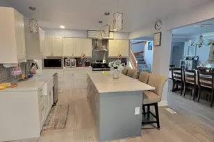 10953 Westview Ln, Mequon, WI 53092 - Photo 8