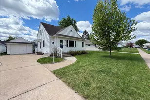 927 Gilbert St, Eau Claire, WI 54703 - Photo 2