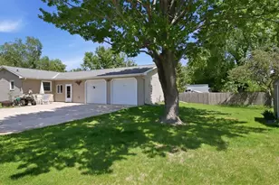 3201 Lotus St, Eau Claire, WI 54703 - Photo 2