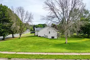 2725 Diane Ln, Eau Claire, WI 54703 - Photo 4