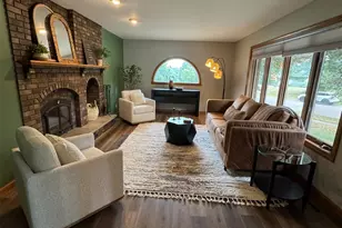 884 Windsor Forest Dr, Altoona, WI 54720 - Photo 2