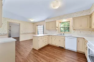 137 Canterbury Rd, Eau Claire, WI 54701 - Photo 10