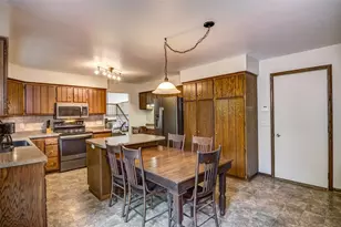 608 Manor Ct, Altoona, WI 54720 - Photo 4