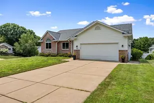 4414 Crest Ct, Eau Claire, WI 54701 - Photo 2
