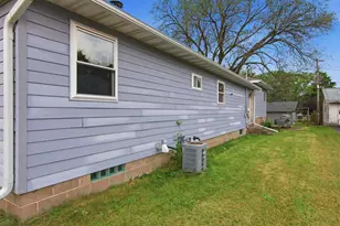 2124 Edgewood Ln, Eau Claire, WI 54703 - Photo 32