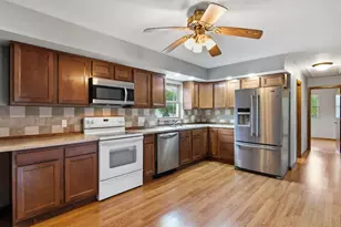 2124 Edgewood Ln, Eau Claire, WI 54703 - Photo 4
