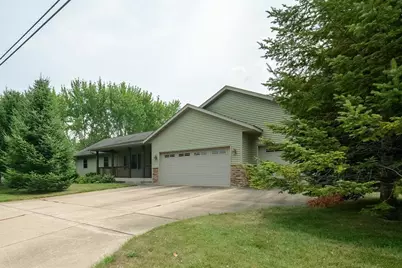 913 Bridgewater Avenue, Chippewa Falls, WI 54729 - Photo 2