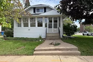 932 Sawyer St, Oshkosh, WI 65250 - Photo 1