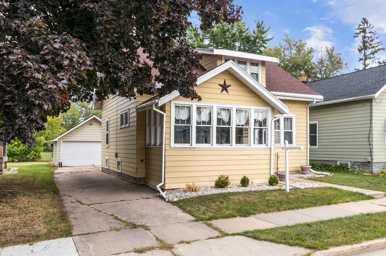 1234 Cedar St, Oshkosh WI  54901-3626 exterior