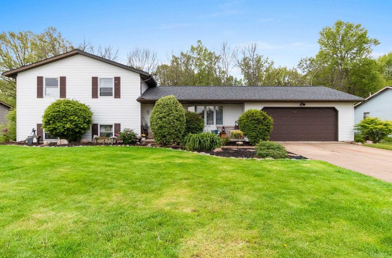 2060 Spring Creek Cir, Green Bay, WI 54311-6686
