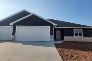 2021 Red Fox Ln, Kaukauna, WI 54130 - Photo 2