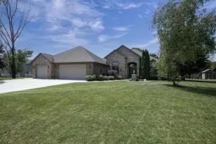 N8387 Royce Ct, Menasha, WI 54952 - Photo 2