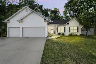 1092 S Park Ave, Fond du Lac, WI 54935 - Photo 1