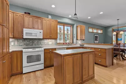 924 E Pondview Court, Appleton, WI 54913 - Photo 2