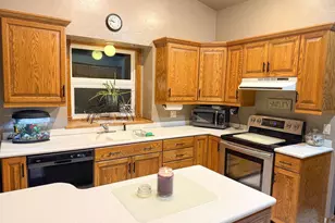 702 Carol Ln, Pulaski, WI 54162 - Photo 4