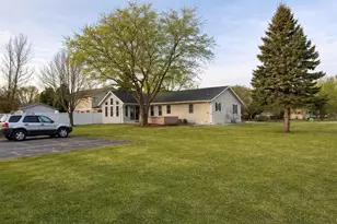 702 Carol Ln, Pulaski, WI 54162 - Photo 2