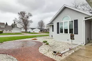 702 Carol Ln, Pulaski, WI 54162 - Photo 2