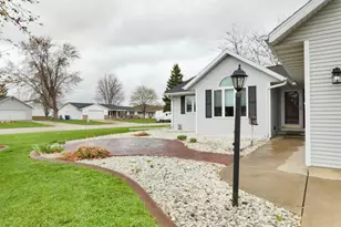 702 Carol Ln, Pulaski, WI 54162 - Photo 40