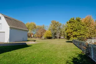 326 W 19th Ave, Oshkosh, WI 54902 - Photo 6