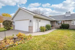 925 Pleasantview Ave, Little Chute, WI 54140 - Photo 2