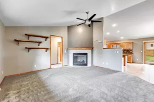 479 Earnhardt Ct, Green Bay, WI 54311 - Photo 6