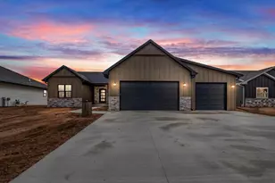 2998 Creekwood Dr, Green Bay, WI 54311 - Photo 2