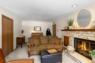 1160 Brittany Ct, Neenah, WI 54956 - Photo 4