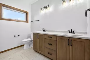 758 Royal Saint Pats Dr, Wrightstown, WI 54180 - Photo 10