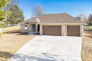 475 Earnhardt Ct, Green Bay, WI 54311 - Photo 2