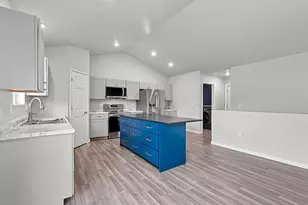 843 Redhawk Dr, Pulaski, WI 54162 - Photo 12