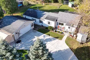 2927 Shorewood Dr, Oshkosh, WI 54901 - Photo 6