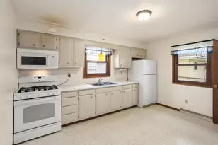 2109 E College Ave, Appleton, WI 54915 - Photo 2