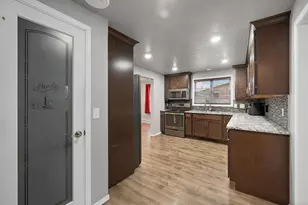 436 E Briar Ln, Green Bay, WI 54301 - Photo 10