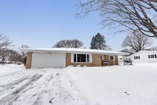 1667 Beaver Dam Dr, Green Bay, WI 54304 - Photo 2