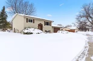 1707 Schaefer Cir, Appleton, WI 54915 - Photo 2