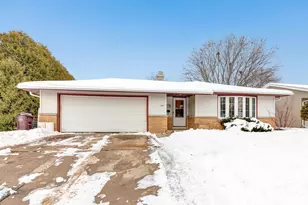 909 Lawton Terrace, Manitowoc, WI 54220 - Photo 1