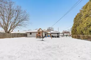 909 Lawton Terrace, Manitowoc, WI 54220 - Photo 16