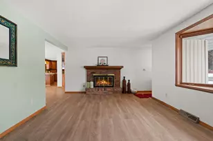 1360 Glen Rd, Ashwaubenon, WI 54313 - Photo 4