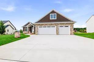 2712 Creekwood Cir, Green Bay, WI 54311 - Photo 2