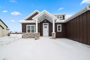 2712 Creekwood Cir, Green Bay, WI 54311 - Photo 2