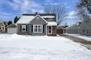 1910 N Lawe St, Appleton, WI 54911 - Photo 2