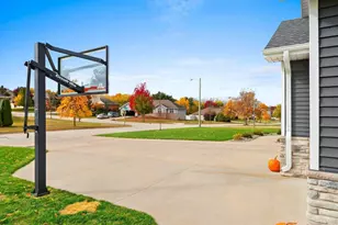 3442 Leeds Castle Dr, Green Bay, WI 54313 - Photo 4