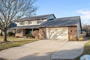 804 Heather Ln, Neenah, WI 54956 - Photo 2