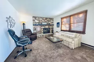 975 Manor Dr, Neenah, WI 54956 - Photo 2