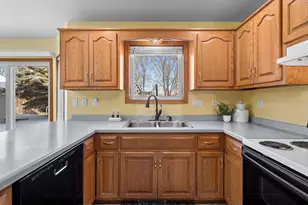 2374 Yolanda Cir, Green Bay, WI 54303 - Photo 10