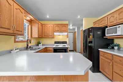 2374 Yolanda Circle, Green Bay, WI 54303 - Photo 16