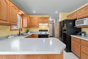 2374 Yolanda Cir, Green Bay, WI 54303 - Photo 16