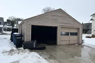 402 W 14th Ave, Oshkosh, WI 54902 - Photo 4