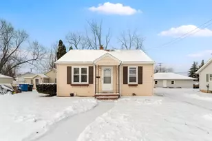1327 Monroe St, Oshkosh, WI 54901 - Photo 1