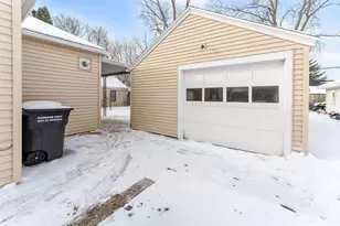 1327 Monroe St, Oshkosh, WI 54901 - Photo 18